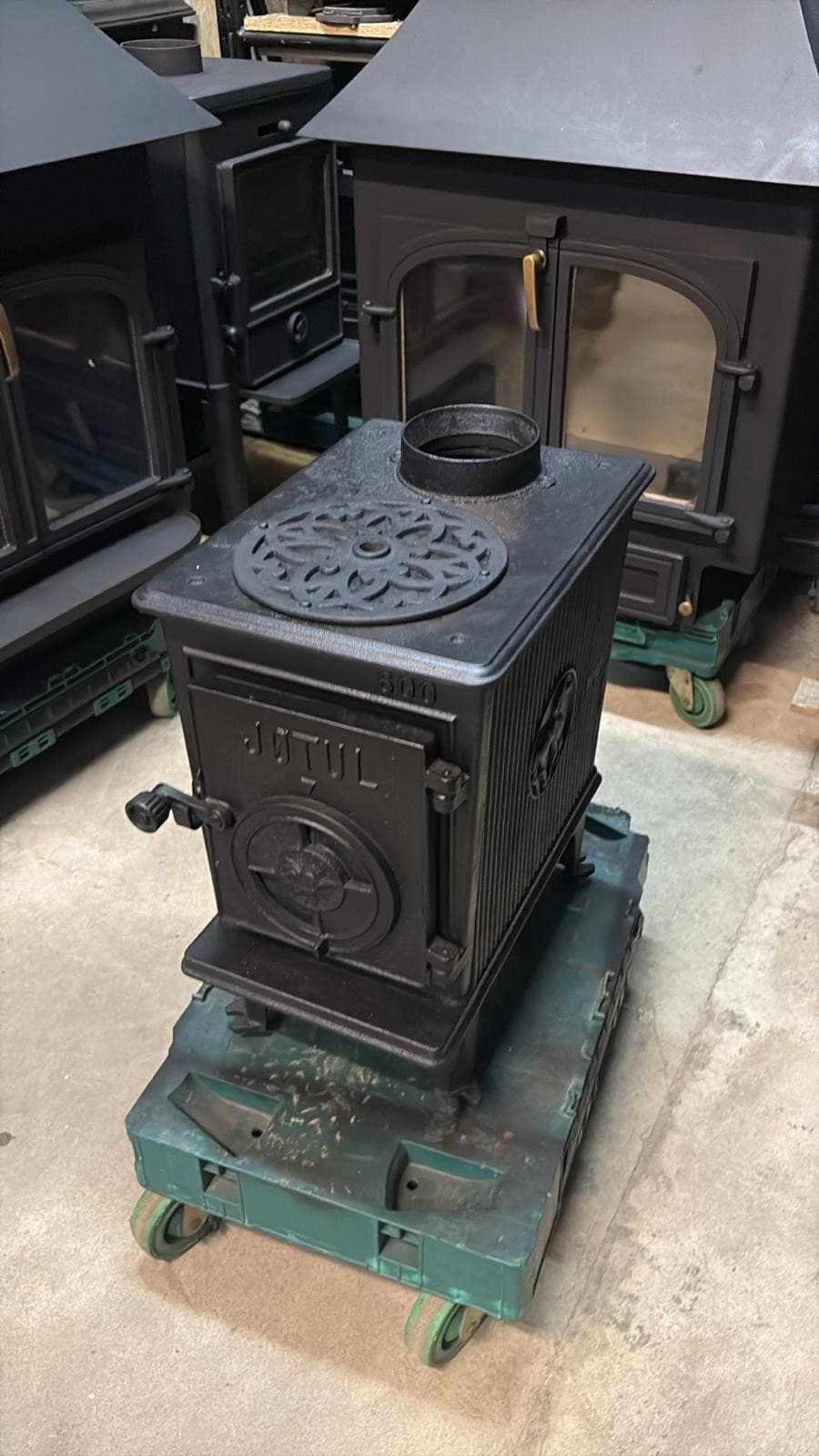Classic JOTUL 600 cast iron woodburning stove for shepherd's hut, barges etc. 3