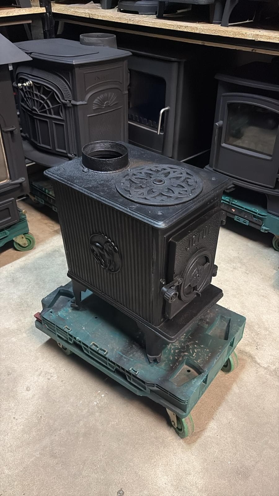 Classic JOTUL 600 cast iron woodburning stove for shepherd's hut, barges etc. 2