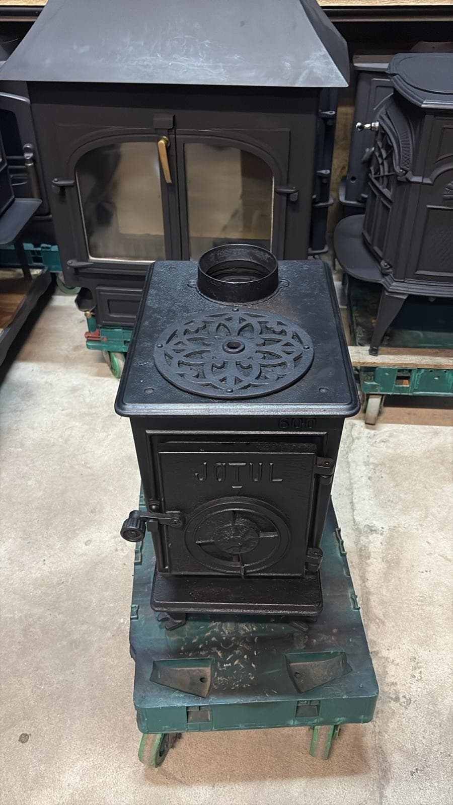 Classic JOTUL 600 cast iron woodburning stove for shepherd's hut, barges etc. 4